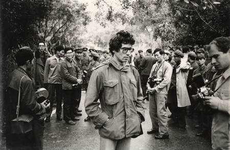 Tác giả (giữa) trong một cuộc trao đổi tù binh. Ảnh chụp vào mùa đông năm 1982 tại biên giới Việt - Trung. Sau lưng nhà báo Dunai Péter là phía Trung Quốc. Cạnh tác giả là nhà báo Terzieff, phóng viên Hãng Thông tấn Bulgaria BTA