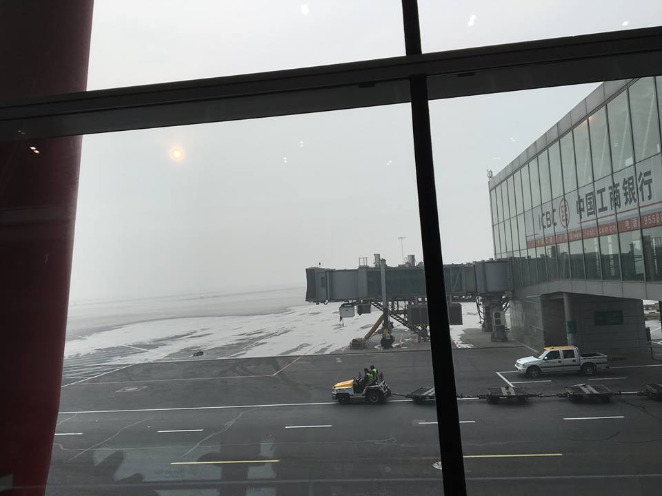 Phi trường Bắc Kinh không dùng đường hộp nối liền từ cửa máy bay vào thẳng phi trường