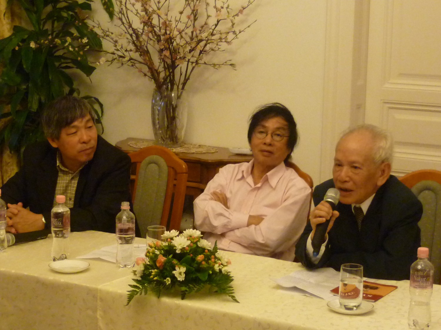 GS. Đinh Xuân Lâm chia sẻ một số thông tin về lịch sử