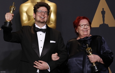 Đạo diễn Deák Kristóf (trái) và Tượng vàng Oscar - Ảnh: Lucas Jackson (Reuters)