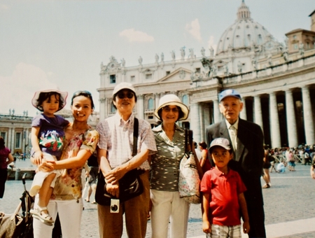 Cùng ông bà Đặng Nhật Minh trong chuyến đi Roma hè 2009 - Ảnh do nhân vật cung cấp