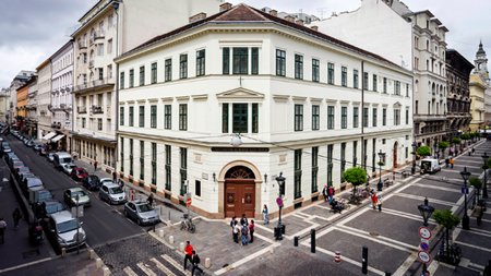 Trụ sở của Đại học Trung Âu tại Budapest, gần Vương cung thánh đường Thánh István - Ảnh: hungarianfreepress.com