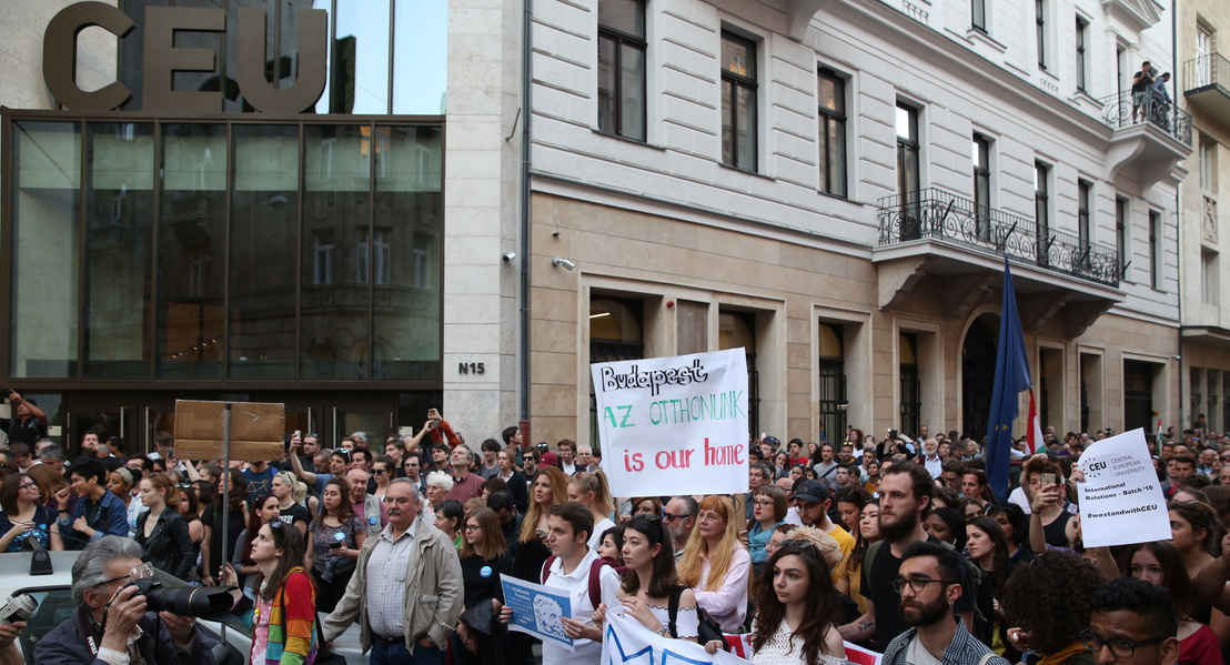 Biểu tình ủng hộ Đại học Trung Âu trước trụ sở trường - Ảnh: Barakonyi Szabolcs (index.hu)