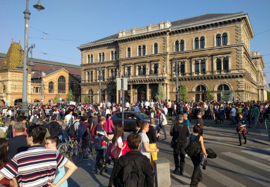 Tập trung trước tòa nhà của Đại học Corvinus