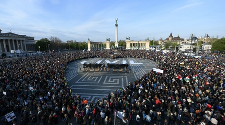 Cuộc biểu tình “Sự phủ quyết của các anh hùng” tại quảng trường anh hùng, Budapest. 12-4-2017 - Ảnh: Bődey János (index.hu)