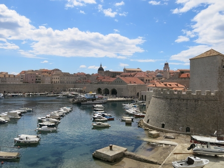 Biển Croatia quá sạch và đẹp. Ảnh: Đoạn bao quanh cổ thành Dubrovnik về phía cửa ô phía Đông Ploče