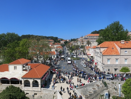 Du khách tràn ngập Dubrovnik, thành phố mà dân du lịch ngoại quốc ở lại nhiều đêm nhất tại Croatia. Ảnh chụp từ trên tường thành, đoạn trước cửa ô Pile, gần pháo đài Bokar