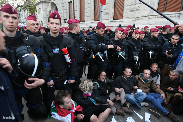 Cảnh sát ngăn nhóm biểu tình, không cho tới gần trụ sở của đảng cầm quyền FIDESZ - Ảnh: Bődey János (index.hu)
