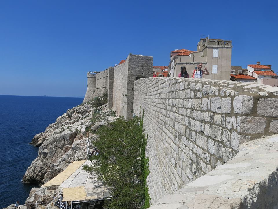Tường thành Dubrovnik đoạn ven biển Adriatic...