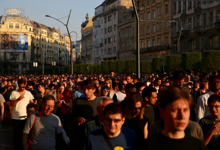 Đoàn tuần hành đi ngang qua những khu phố cổ ở trung tâm Budapest
