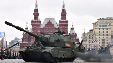 Xe tăng mang súng đại bác nòng ngắn diễu hành qua Quảng trường đỏ. Thế nhưng bầu trời trống không do thời tiết quá xấu - Ảnh: Natalia Kolesnikova (AFP)