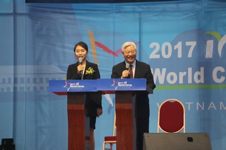 TS. Park Ock Soo, cha đẻ của IYF chia sẻ với sinh viên Việt Nam về thế giới của tấm lòng - Ảnh: IYF
