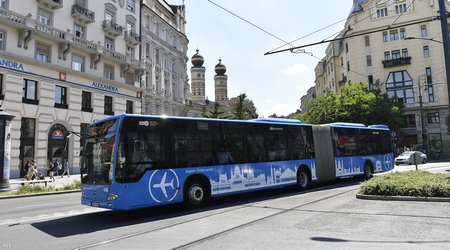 Tuyến buýt mới 100E - Ảnh: Illyés Tibor (MTI)