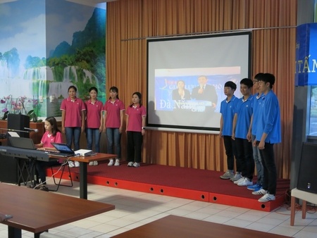 Tốp ca tình nguyện viên trình diễn bằng tiếng Việt bài “Bèo dạt mây trôi”