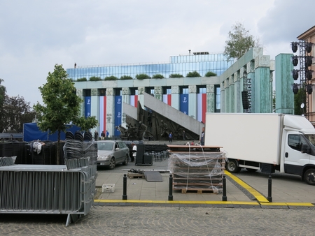 Quảng trường Krasiński bị ngăn nhưng không cấm du khách và người hiếu kỳ tới gần để xem