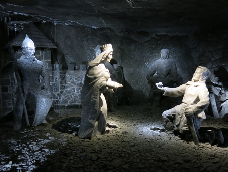 Khoảnh khắc khi nàng công chúa nhẫn lại được chiếc nhẫn ở mỏ muối Wieliczka