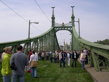 Cầu Tự do (Szabadság, một trong bảy cây cầu lịch sử tại thủ đô Budapest) trải cỏ trong ngày 1-5-2004, ngày trở về với “mái nhà chung Châu Âu” - Ảnh: Internet