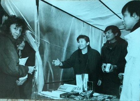 Tác giả (áo đen, đeo kính) và các công nhân Xưởng phim Hoạt hình đi bán chợ trời (tháng 11-1990) - Ảnh do nhân vật cung cấp