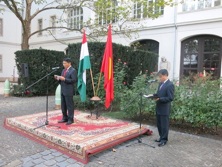 Đại sứ Việt Nam Nguyễn Thanh Tuấn (trái) phát biểu chào mừng các vị khách quý