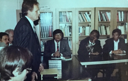 Tác giả và các thầy Hungary cùng học viên lớp Video Production của trường OIJ trong ngày tốt nghiệp. Người đứng phát biểu là ông Hiệu phó nhà trường (tháng 11-1990) - Ảnh do nhân vật cung cấp