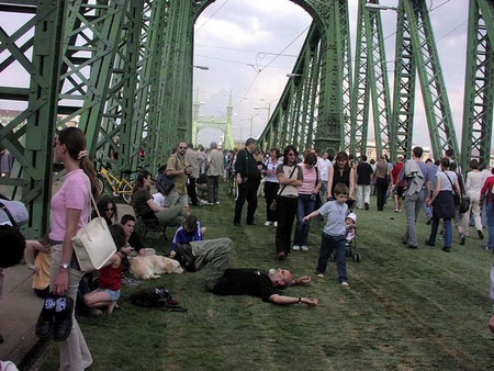 Cầu Tự do (Szabadság) ở Budapest trong ngày 1-5-2004. Trong cơn mưa rào, nhiều người vẫn đi bộ trên chiếc cầu được trải thảm cỏ, có nhiều người bỏ giày, đi chân đất để tận hưởng bầu không khí tự do của EU. Rất nhiều nụ cười trong ngày lịch sử ấy..