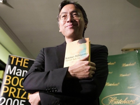 Kazuo Ishiguro và một tác phẩm của ông, cuốn “Never Let Me Go” - Ảnh: AFP