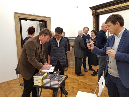 Dịch giả Lengyel Miklós ký sách trong buổi ra mắt sách tại Budapest