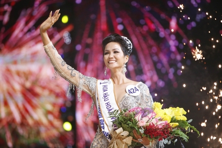 Hoa hậu Hoàn vũ Việt Nam H’Hen Niê (người Ê-đê) mới đăng quang đã gặp phải nhiều khen, chê và cả miệt thị từ “cư dân mạng”