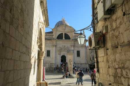 Cột Roland nằm trước nhà thờ Thánh bảo hộ Blaise, tại quảng trường trung tâm cổ thành Dubrovnik