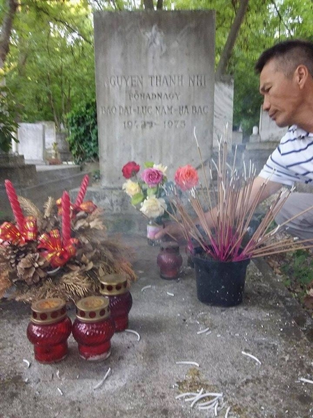 Anh Lê Quốc Bảo, trưởng Nhóm Thiện nguyện bên mộ Trung úy Nguyễn Thành Nhi tại Nghĩa trang Farkasréti (Budapest)