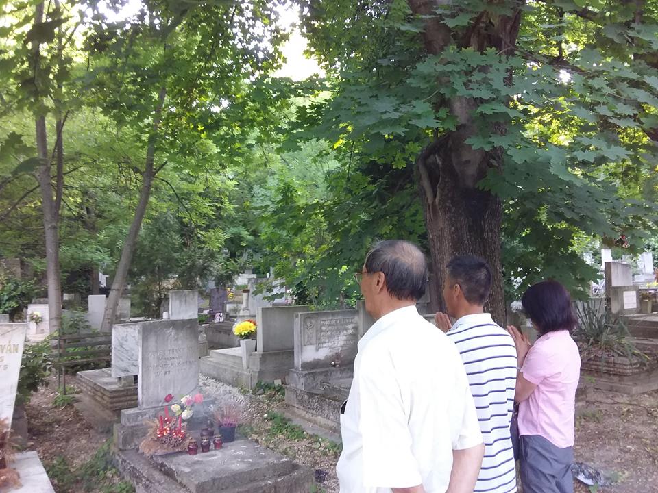 Thời gian gần đây, mộ phần của anh Nhi tại Hungary cũng được những đồng hương tới thăm và tưởng nhớ
