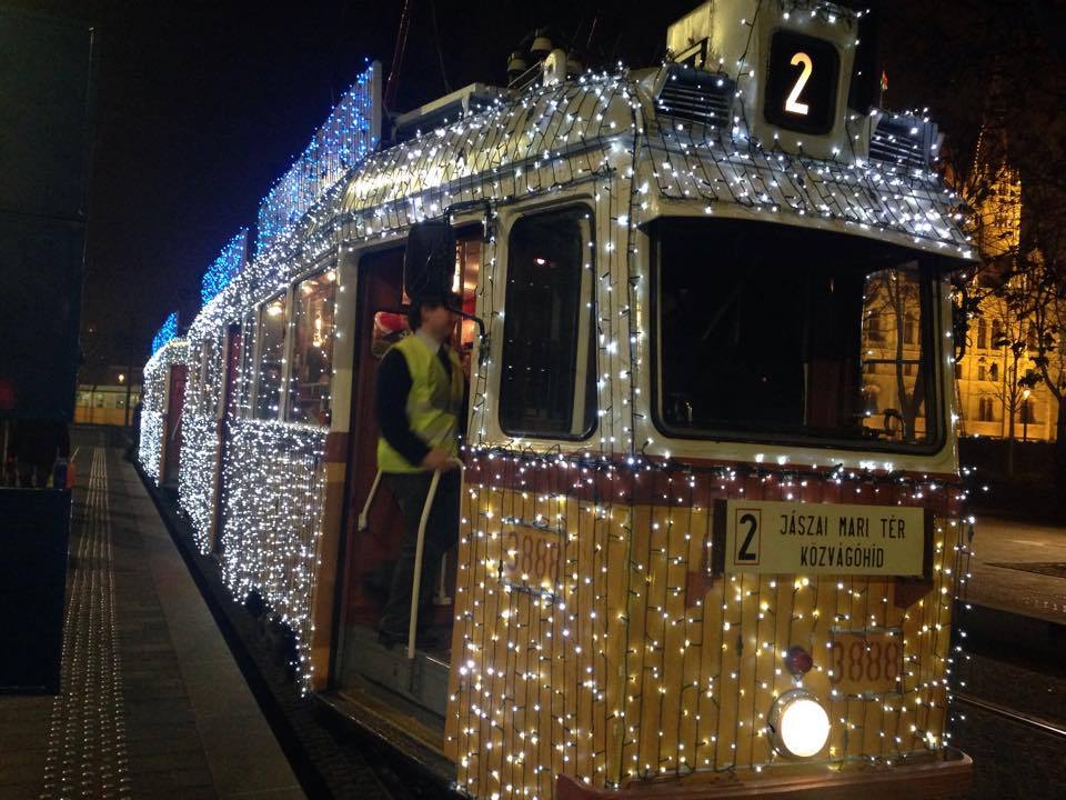 “Tàu Ánh sáng” nổi tiếng trong mùa Noel tại Hungary