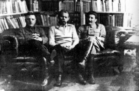 Gorky (giữa) cùng Stalin và Voroshilov (năm 1931) - Ảnh tư liệu