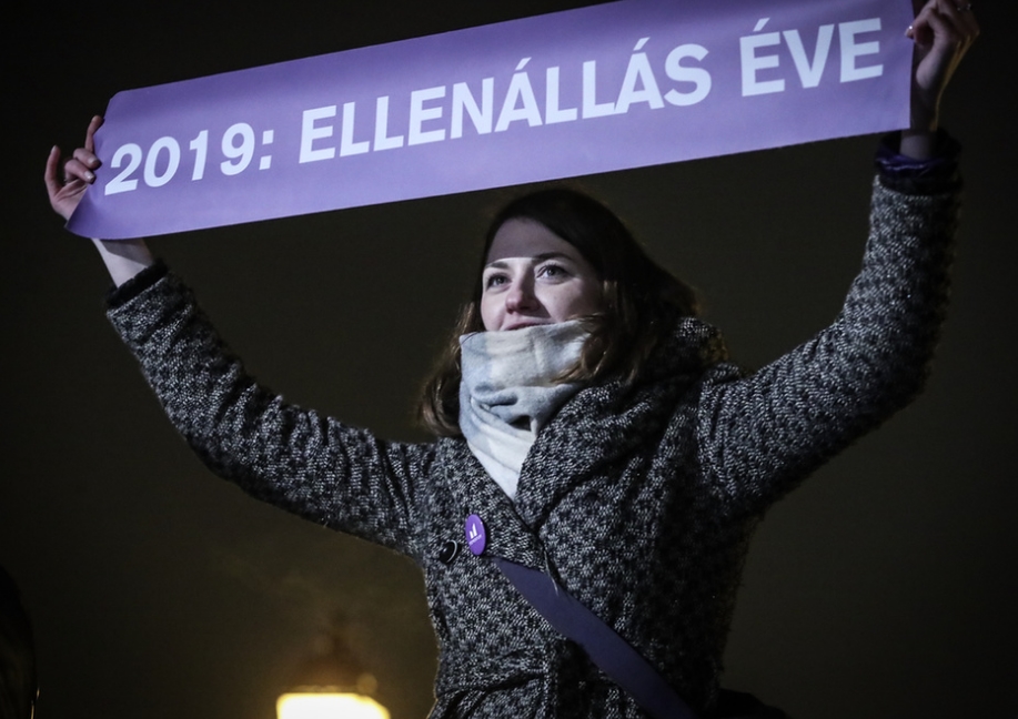 Phó Chủ tịch đảng thanh niên Momentum, bà Donáth Anna với biểu ngữ khẳng định 2019 sẽ là năm của sự phản kháng, và phát biểu nhấn mạnh: “Các bạn hãy giận dữ và to tiếng, bởi các bạn có quyền như thế!” - Ảnh: Bődey János (index.hu)