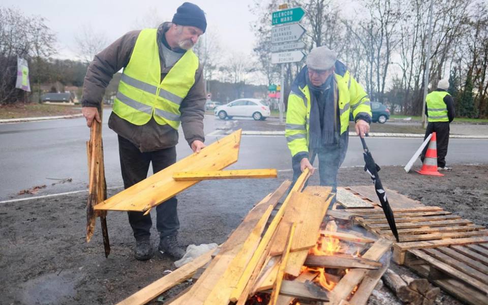 Những thành viên phong trào “Gilet vàng” đốt lửa sưởi ấm những ngày giá lạnh - Ảnh: Olivier Lejeune (LP)