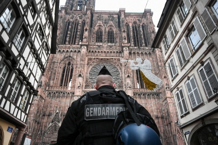 Lực lượng hiến binh đồn trú ngay tại khu vực Nhà thờ Chánh tòa Strasbourg - Ảnh: Sebastien Bozon (AFP)