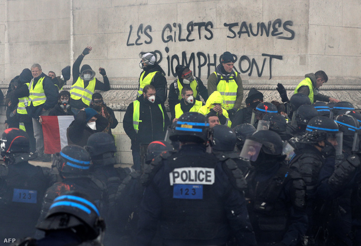Dòng chữ “Gilet vàng” sẽ chiến thắng” được viết lên Khải Hoàn Môn (Paris), ngày 1-12-2018 - Ảnh: Geoffroy Van Der Hasselt (AFP)
