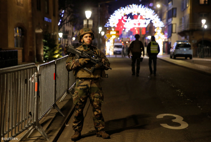 Cảnh sát túc trực tại mọi ngả đường phố cổ Strasbourg - Ảnh: Vincent Kessler (Reuters)