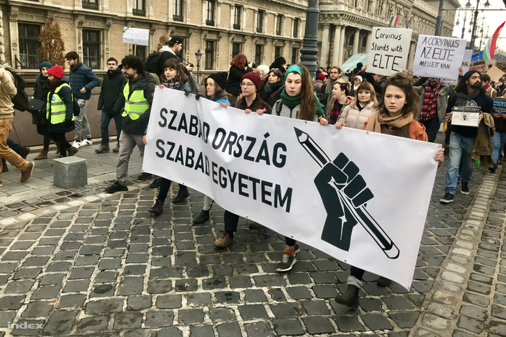 Người biểu tình với biểu ngữ “đất nước tự do - đại học tự do” - Ảnh: Bakró-Nagy Ferenc (index.hu)