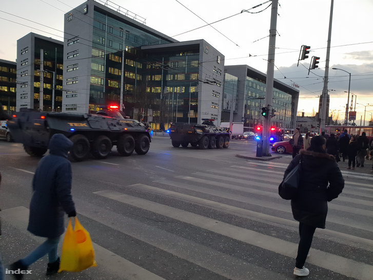 Xe thiết giáp được huy động trên đường phố Budapest - Ảnh: Bạn đọc mạng tin index.hu