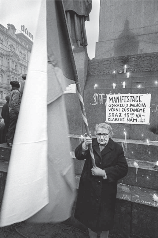 Người dân Tiệp Khắc đã đi một chặng đường dài từ cái chết của Jan Palach năm 1969 tới khi những biến chuyển dân chủ năm 1989 bùng nộ - Ảnh tư liệu của Přemysl Hněvkovský