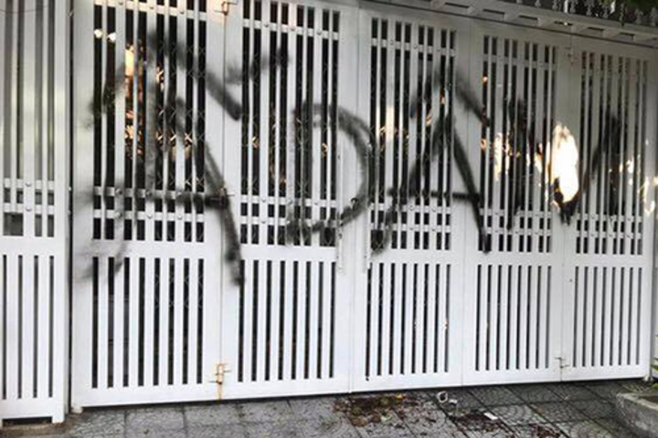 Cổng nhà ông Nguyễn Hữu Linh bị phun sơn đen dòng chữ “Ấ Dâm” - Ảnh: vnexpress.net