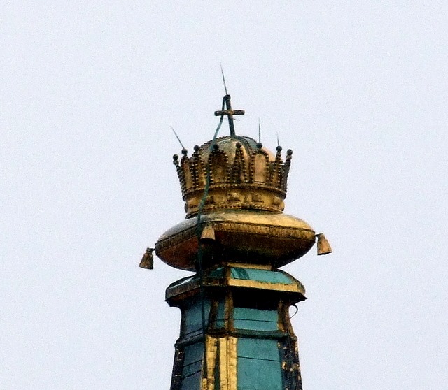 Bản sao mạ vàng Vương miện Thần thánh của Hungary trên đỉnh Nhà thờ Thánh Martin (cao 1,57m, nặng 300km)