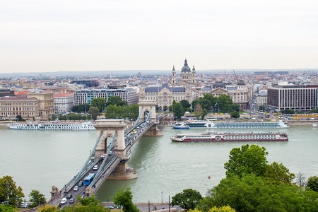 Cầu Xích cổ kính bắc giữa hai bờ con sông Danube