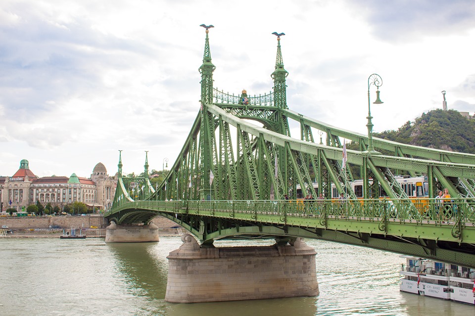 Cầu Tự do được xây dựng từ năm 1896, món quà của Hoàng đế Áo Franz Joseph tặng dân tộc Hung nhân Kỷ niệm Thiên kỷ (896-1896)