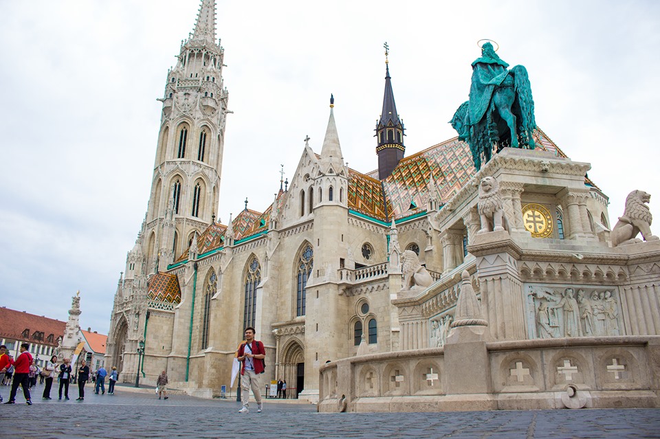 Nhà thờ Mátyás và tượng vị vua lập quốc István Đệ nhất trên Thành cổ Buda
