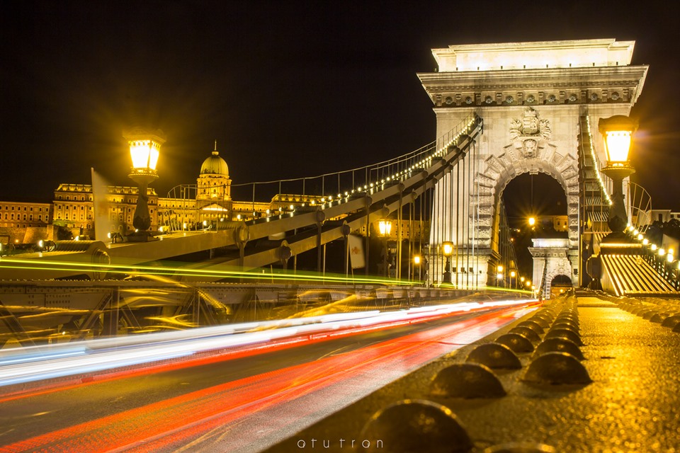 Cây cầu cổ kính trong màn đêm