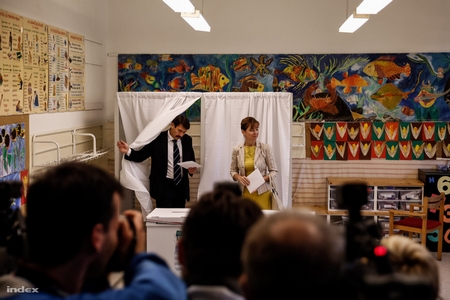 Vợ chồng Tổng thống Áder János tham gia bỏ phiếu trong cuộc bầu cử chính quyền tự quản địa phương ngày 12-10-2014 - Ảnh: Adrián Zoltán (index.hu)