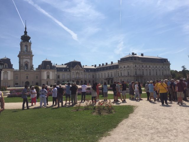 Một trong số nhiều hoạt động văn hóa và giải trí bên lề cuộc thi: đi thăm lâu đài nổi tiếng Festetics tại Keszthely, Hungary
