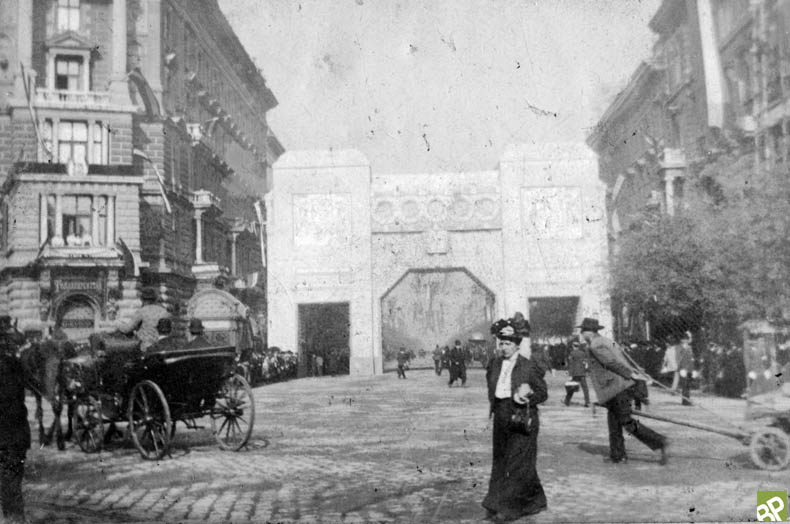 Cổng chào ở đầu đại lộ Andrássy, được dựng nhân dịp Vua Tây Ban Nha Alfonz viếng thăm Budapest (ngày 11-10-1908) - Ảnh tư liệu